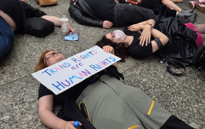 Nottingemdə trans hüquqları üçün “die-in” aksiyası keçirilib