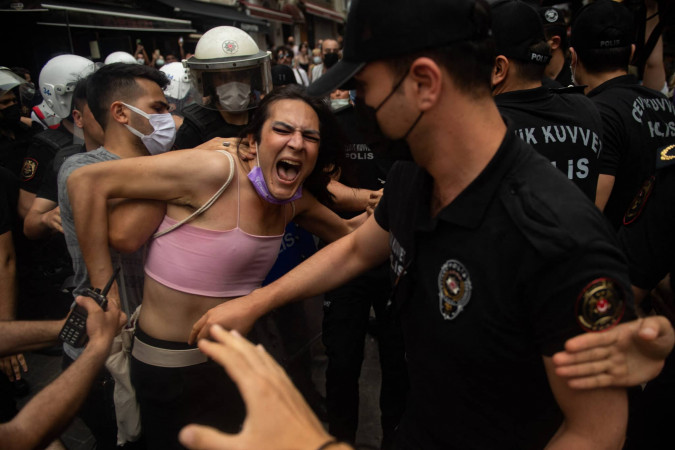 Police ‘brutally attack’ Istanbul Pride march