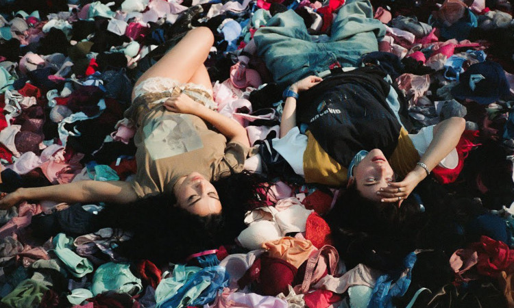 Billie Eilish & Charli XCX super sapphic 'Guess' remix