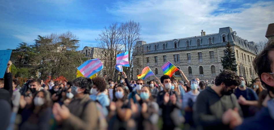 Police attacked students carrying LGBTI+ flags