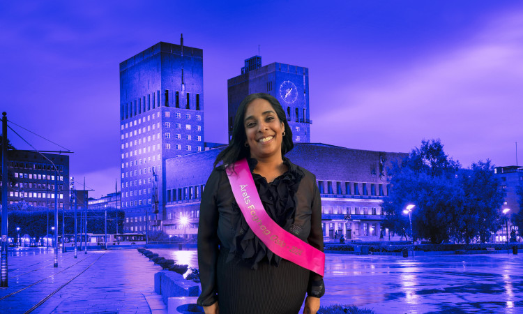 The Minister of Culture flashed her tits